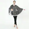 Poncho plaid gris à capuche avec bordures blanches et poches.