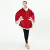 Poncho plaid rouge à capuche avec bordures blanches et poches.