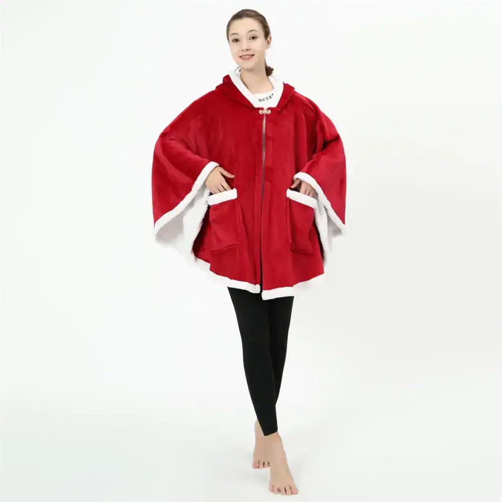 Poncho plaid rouge à capuche avec bordures blanches et poches.