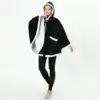 Poncho plaid noir avec capuche et doublure blanche, sans manches, poches avant.