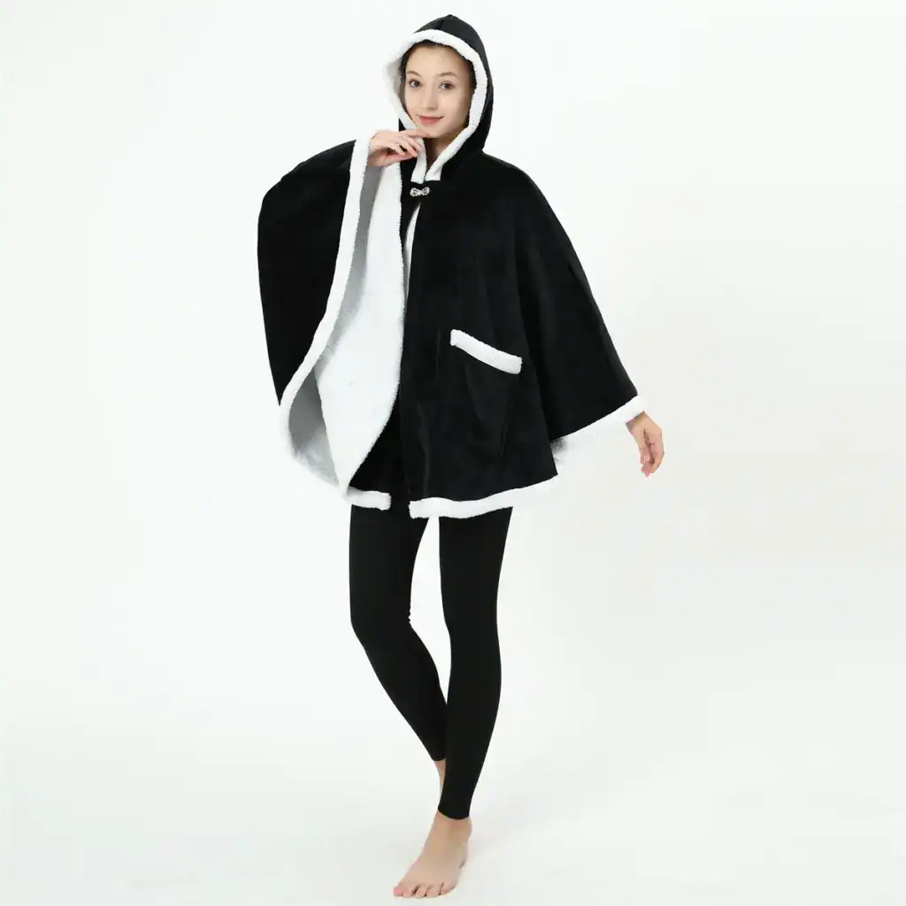 Poncho plaid noir avec capuche et doublure blanche, sans manches, poches avant.