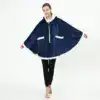 Poncho plaid sans manches bleu marine avec capuche et poches.