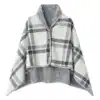 Poncho polaire à carreaux gris et blanc avec capuche doublée et boutons.
