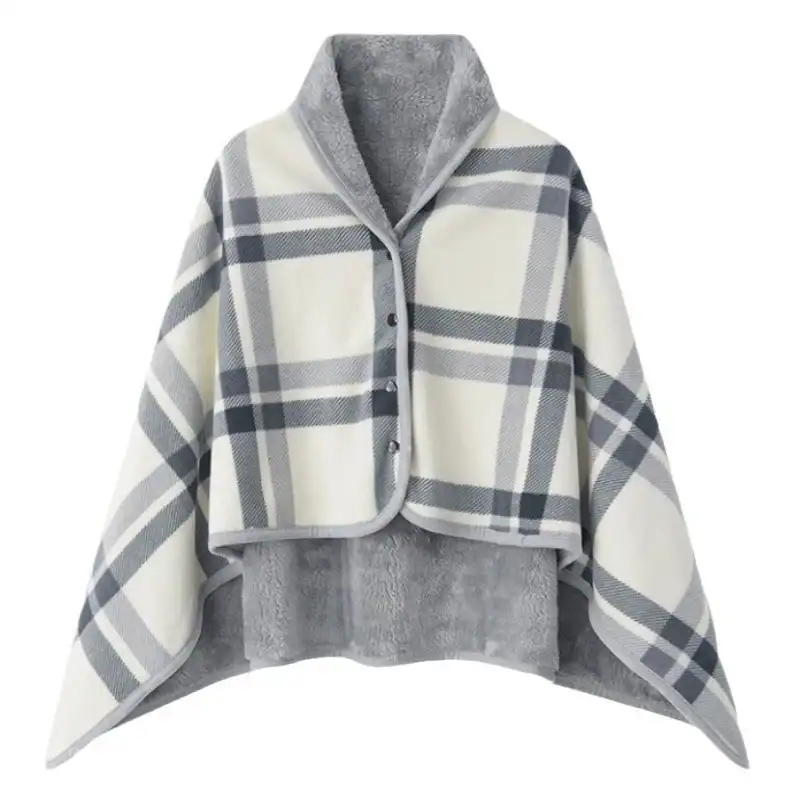 Poncho polaire à carreaux gris et blanc avec capuche doublée et boutons.