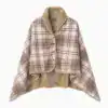 Poncho polaire à carreaux beige et rouge avec capuche doublée et boutons noirs.