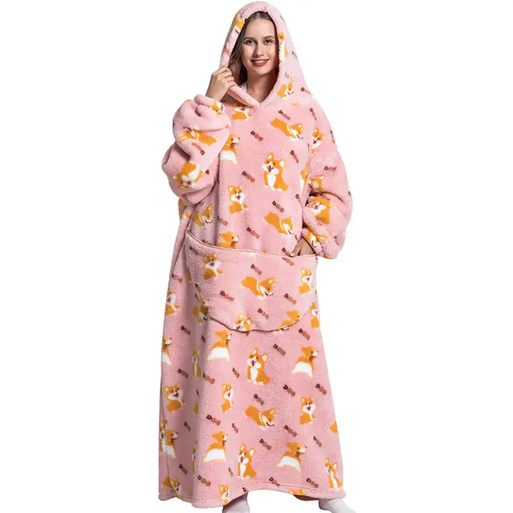 Poncho polaire femme nuit rose avec motif chiens corgis.