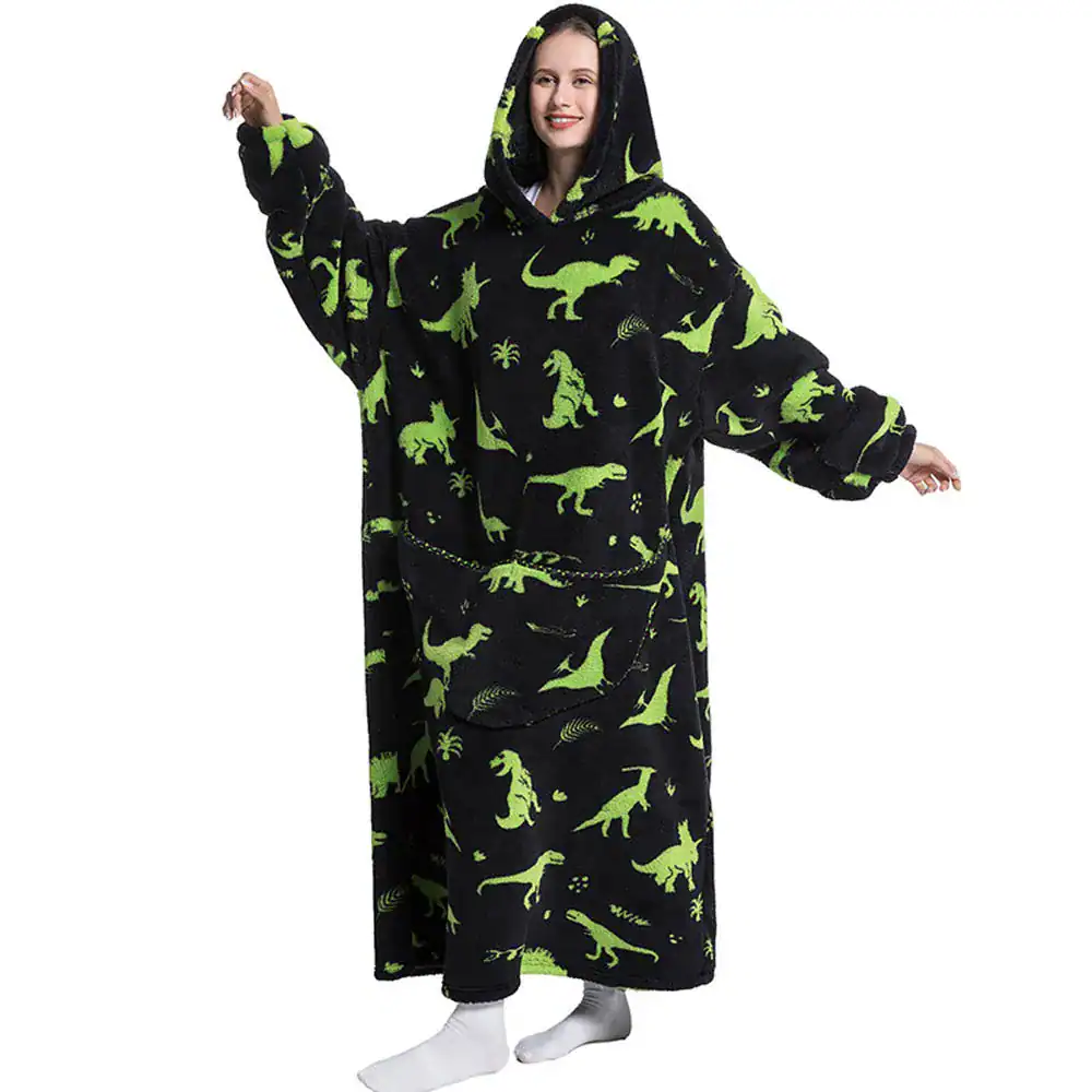 Poncho polaire femme nuit avec motif dinosaures verts sur fond noir.