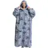 Poncho polaire femme nuit avec capuche et motifs de ratons laveurs.