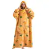 Poncho polaire femme motif orange, capuche, poches, pour la nuit.