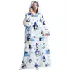 Poncho polaire femme nuit avec motif pingouins skieurs, capuche, poches.