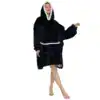 Poncho polaire femme noir avec capuche doublée de blanc et poche avant.