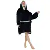 Poncho polaire femme noir avec capuche doublée de blanc et poche avant.