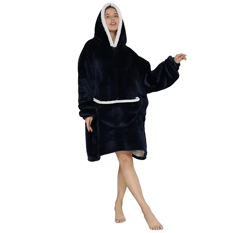 Poncho polaire femme noir avec capuche doublée de blanc et poche avant.