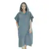 Poncho serviette de plage à capuche bleu gris, séchage rapide, poches avant.